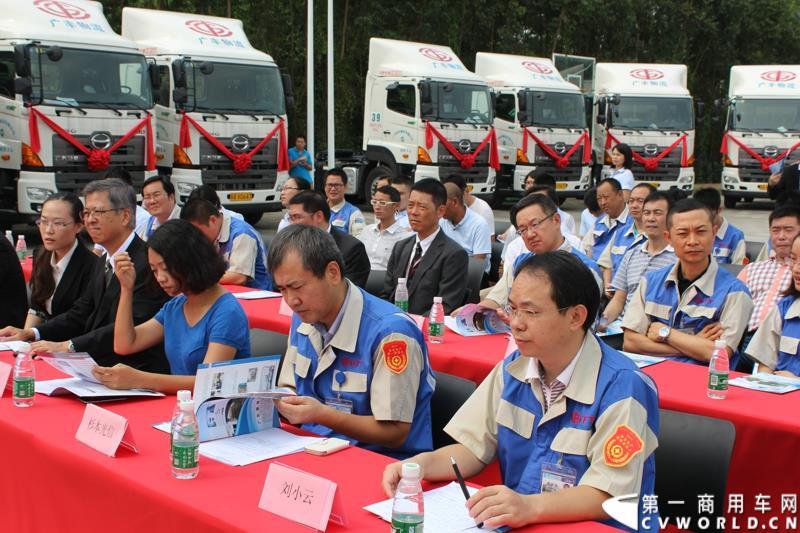  9月10上午，广汽日野&广汽丰田物流有限公司交车仪式在广州市广汽丰田物流园区举行，在本次交车仪式中，共有23辆广汽日野700国IV排放4х2牵引车现场交付。图为：参会人员认真观看资料