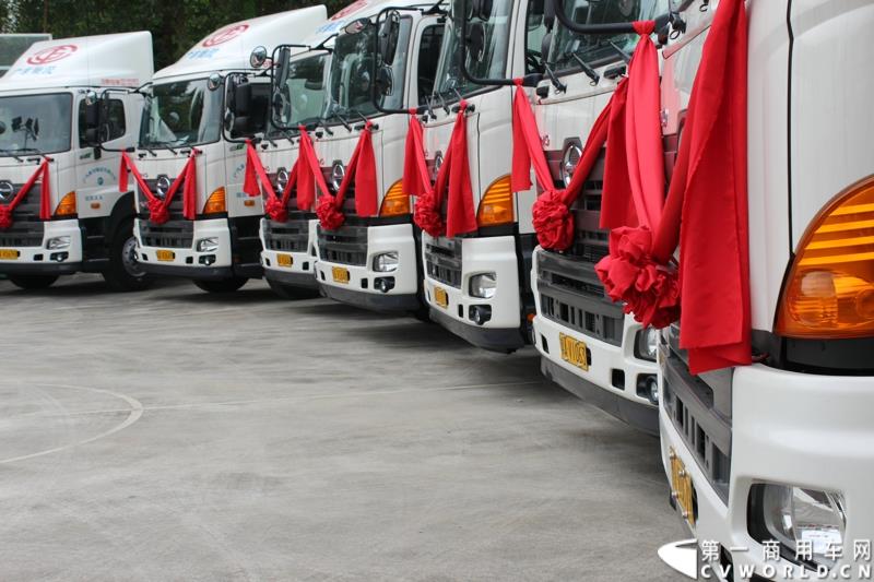  9月10上午，广汽日野&广汽丰田物流有限公司交车仪式在广州市广汽丰田物流园区举行，在本次交车仪式中，共有23辆广汽日野700国IV排放4х2牵引车现场交付。图为：戴上红花的车