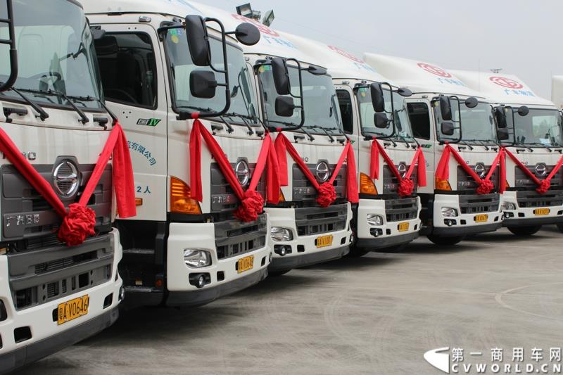  9月10上午，广汽日野&广汽丰田物流有限公司交车仪式在广州市广汽丰田物流园区举行，在本次交车仪式中，共有23辆广汽日野700国IV排放4х2牵引车现场交付。图为：交接车辆