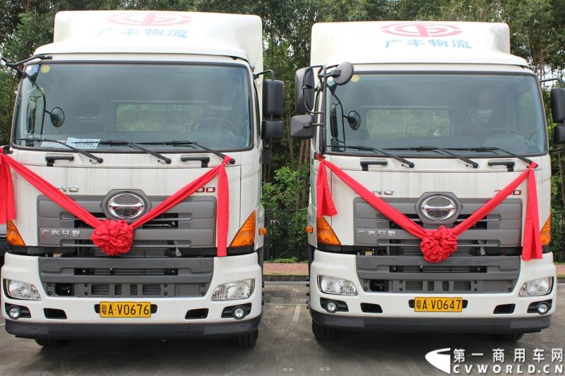  9月10上午，广汽日野&广汽丰田物流有限公司交车仪式在广州市广汽丰田物流园区举行，在本次交车仪式中，共有23辆广汽日野700国IV排放4х2牵引车现场交付。图为：两辆新车
