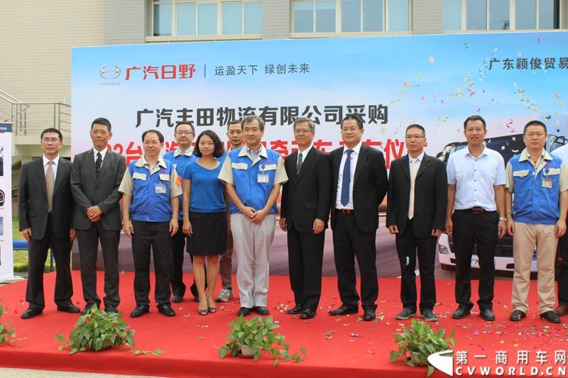  9月10上午，广汽日野&广汽丰田物流有限公司交车仪式在广州市广汽丰田物流园区举行，在本次交车仪式中，共有23辆广汽日野700国IV排放4х2牵引车现场交付。图为：全场大合影