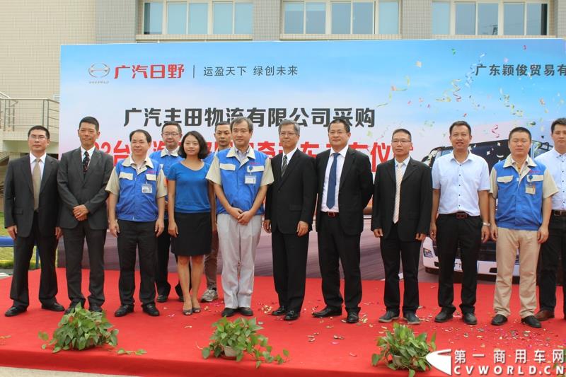  9月10上午，广汽日野&广汽丰田物流有限公司交车仪式在广州市广汽丰田物流园区举行，在本次交车仪式中，共有23辆广汽日野700国IV排放4х2牵引车现场交付。图为：全场大合影
