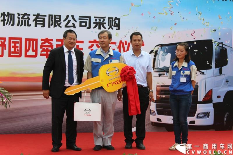  9月10上午，广汽日野&广汽丰田物流有限公司交车仪式在广州市广汽丰田物流园区举行，在本次交车仪式中，共有23辆广汽日野700国IV排放4х2牵引车现场交付。图为：交接车钥匙