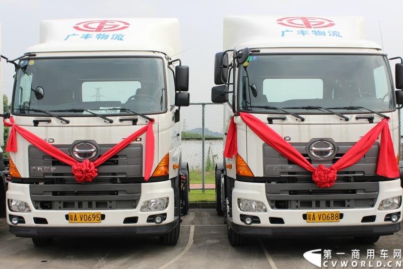  9月10上午，广汽日野&广汽丰田物流有限公司交车仪式在广州市广汽丰田物流园区举行，在本次交车仪式中，共有23辆广汽日野700国IV排放4х2牵引车现场交付。图为：崭新的广汽日野车