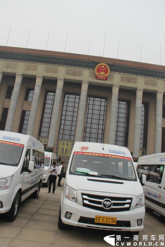 9月22日，“圆满完成胜利日阅兵外事用车保障任务表彰大会暨福田图雅诺‘致敬老兵计划’体验之旅”活动在北京人民大会堂盛大举行。表彰大会上，北京市人民政府外事办公室分别对胜利日阅兵期间做出突出贡献的福田汽车集团及北汽九龙第一分公司等四大汽车租赁公司进行了表彰；福田汽车集团与爱心速递基金联合开展的“致敬老兵计划”也同时启动。图为：福田图雅诺