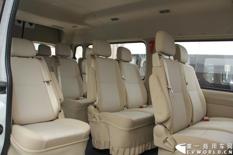 9月22日，“圆满完成胜利日阅兵外事用车保障任务表彰大会暨福田图雅诺‘致敬老兵计划’体验之旅”活动在北京人民大会堂盛大举行。表彰大会上，北京市人民政府外事办公室分别对胜利日阅兵期间做出突出贡献的福田汽车集团及北汽九龙第一分公司等四大汽车租赁公司进行了表彰；福田汽车集团与爱心速递基金联合开展的“致敬老兵计划”也同时启动。图为：福田图雅诺德系大VAN