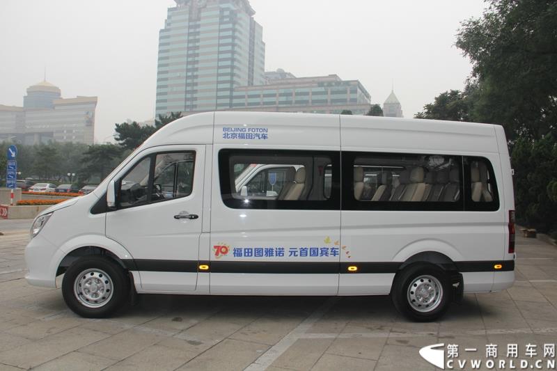 9月22日，“圆满完成胜利日阅兵外事用车保障任务表彰大会暨福田图雅诺‘致敬老兵计划’体验之旅”活动在北京人民大会堂盛大举行。表彰大会上，北京市人民政府外事办公室分别对胜利日阅兵期间做出突出贡献的福田汽车集团及北汽九龙第一分公司等四大汽车租赁公司进行了表彰；福田汽车集团与爱心速递基金联合开展的“致敬老兵计划”也同时启动。图为：福田图雅诺德系大VAN