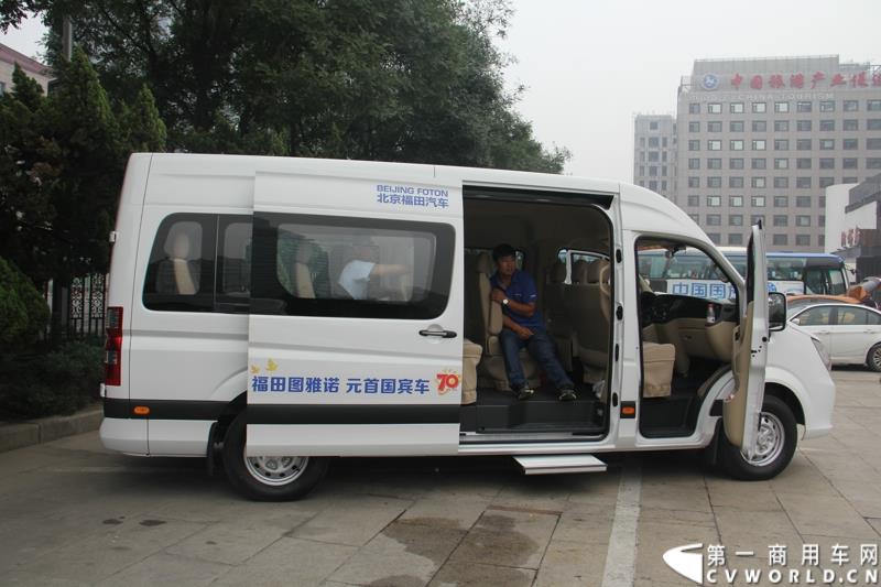 9月22日，“圆满完成胜利日阅兵外事用车保障任务表彰大会暨福田图雅诺‘致敬老兵计划’体验之旅”活动在北京人民大会堂盛大举行。表彰大会上，北京市人民政府外事办公室分别对胜利日阅兵期间做出突出贡献的福田汽车集团及北汽九龙第一分公司等四大汽车租赁公司进行了表彰；福田汽车集团与爱心速递基金联合开展的“致敬老兵计划”也同时启动。图为：福田图雅诺德系大VAN