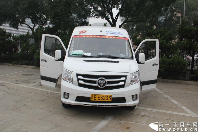 9月22日，“圆满完成胜利日阅兵外事用车保障任务表彰大会暨福田图雅诺‘致敬老兵计划’体验之旅”活动在北京人民大会堂盛大举行。表彰大会上，北京市人民政府外事办公室分别对胜利日阅兵期间做出突出贡献的福田汽车集团及北汽九龙第一分公司等四大汽车租赁公司进行了表彰；福田汽车集团与爱心速递基金联合开展的“致敬老兵计划”也同时启动。图为：福田图雅诺德系大VAN