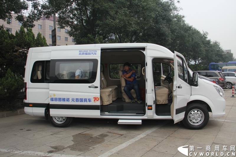 9月22日，“圆满完成胜利日阅兵外事用车保障任务表彰大会暨福田图雅诺‘致敬老兵计划’体验之旅”活动在北京人民大会堂盛大举行。表彰大会上，北京市人民政府外事办公室分别对胜利日阅兵期间做出突出贡献的福田汽车集团及北汽九龙第一分公司等四大汽车租赁公司进行了表彰；福田汽车集团与爱心速递基金联合开展的“致敬老兵计划”也同时启动。图为：福田图雅诺德系大VAN