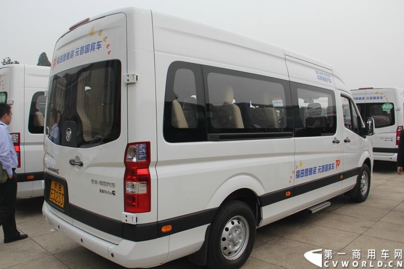 9月22日，“圆满完成胜利日阅兵外事用车保障任务表彰大会暨福田图雅诺‘致敬老兵计划’体验之旅”活动在北京人民大会堂盛大举行。表彰大会上，北京市人民政府外事办公室分别对胜利日阅兵期间做出突出贡献的福田汽车集团及北汽九龙第一分公司等四大汽车租赁公司进行了表彰；福田汽车集团与爱心速递基金联合开展的“致敬老兵计划”也同时启动。图为：福田图雅诺德系大VAN