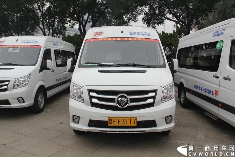 9月22日，“圆满完成胜利日阅兵外事用车保障任务表彰大会暨福田图雅诺‘致敬老兵计划’体验之旅”活动在北京人民大会堂盛大举行。表彰大会上，北京市人民政府外事办公室分别对胜利日阅兵期间做出突出贡献的福田汽车集团及北汽九龙第一分公司等四大汽车租赁公司进行了表彰；福田汽车集团与爱心速递基金联合开展的“致敬老兵计划”也同时启动。图为：福田图雅诺德系大VAN