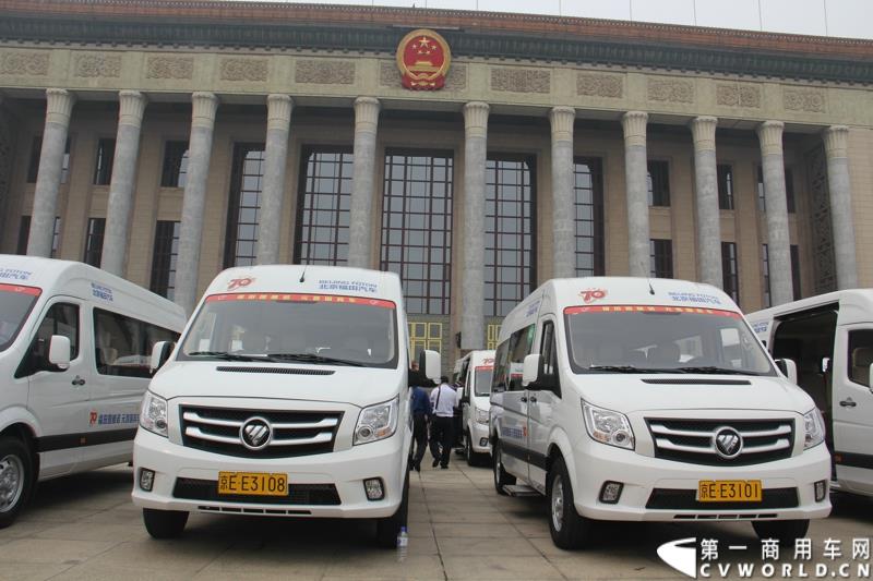 9月22日，“圆满完成胜利日阅兵外事用车保障任务表彰大会暨福田图雅诺‘致敬老兵计划’体验之旅”活动在北京人民大会堂盛大举行。表彰大会上，北京市人民政府外事办公室分别对胜利日阅兵期间做出突出贡献的福田汽车集团及北汽九龙第一分公司等四大汽车租赁公司进行了表彰；福田汽车集团与爱心速递基金联合开展的“致敬老兵计划”也同时启动。图为：福田图雅诺德系大VAN