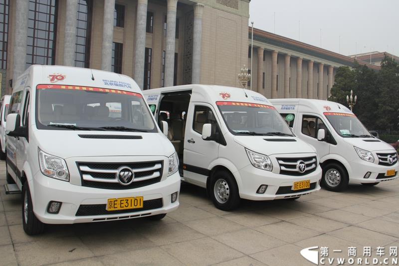 9月22日，“圆满完成胜利日阅兵外事用车保障任务表彰大会暨福田图雅诺‘致敬老兵计划’体验之旅”活动在北京人民大会堂盛大举行。表彰大会上，北京市人民政府外事办公室分别对胜利日阅兵期间做出突出贡献的福田汽车集团及北汽九龙第一分公司等四大汽车租赁公司进行了表彰；福田汽车集团与爱心速递基金联合开展的“致敬老兵计划”也同时启动。图为：福田图雅诺德系大VAN