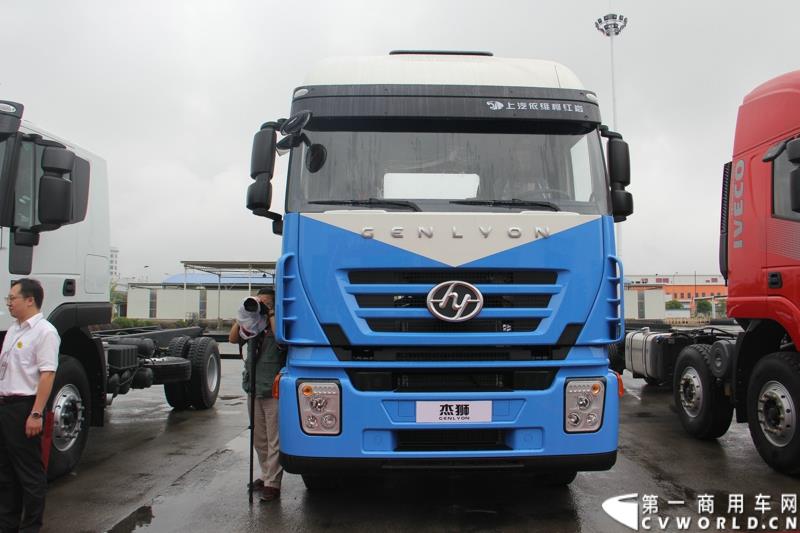  9月19日，红岩杰卡和全新杰狮畅途版牵引车在山城重庆宣布正式上市。390马力红岩杰卡售价24.88万，350马力红岩杰卡售价23.98万！科索13L 480马力全新杰狮畅途版售价33.88万！图为：430马力红岩杰狮C00重卡