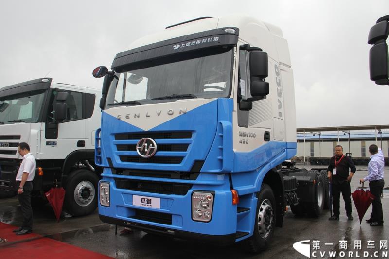  9月19日，红岩杰卡和全新杰狮畅途版牵引车在山城重庆宣布正式上市。390马力红岩杰卡售价24.88万，350马力红岩杰卡售价23.98万！科索13L 480马力全新杰狮畅途版售价33.88万！图为：430马力红岩杰狮C00重卡