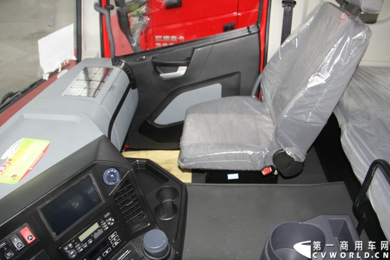  9月19日，红岩杰卡和全新杰狮畅途版牵引车在山城重庆宣布正式上市。390马力红岩杰卡售价24.88万，350马力红岩杰卡售价23.98万！科索13L 480马力全新杰狮畅途版售价33.88万！图为：红岩杰卡驾驶室