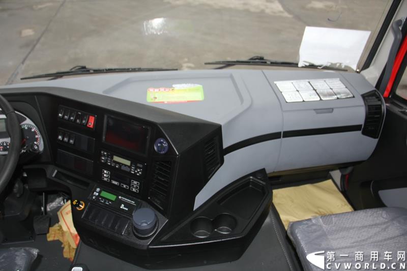  9月19日，红岩杰卡和全新杰狮畅途版牵引车在山城重庆宣布正式上市。390马力红岩杰卡售价24.88万，350马力红岩杰卡售价23.98万！科索13L 480马力全新杰狮畅途版售价33.88万！图为：红岩杰卡驾驶室