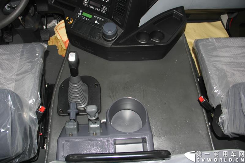  9月19日，红岩杰卡和全新杰狮畅途版牵引车在山城重庆宣布正式上市。390马力红岩杰卡售价24.88万，350马力红岩杰卡售价23.98万！科索13L 480马力全新杰狮畅途版售价33.88万！图为：红岩杰卡驾驶室