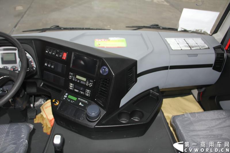  9月19日，红岩杰卡和全新杰狮畅途版牵引车在山城重庆宣布正式上市。390马力红岩杰卡售价24.88万，350马力红岩杰卡售价23.98万！科索13L 480马力全新杰狮畅途版售价33.88万！图为：红岩杰卡驾驶室