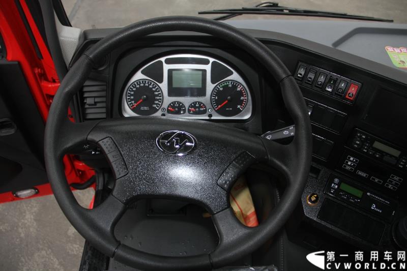  9月19日，红岩杰卡和全新杰狮畅途版牵引车在山城重庆宣布正式上市。390马力红岩杰卡售价24.88万，350马力红岩杰卡售价23.98万！科索13L 480马力全新杰狮畅途版售价33.88万！图为：红岩杰卡驾驶室