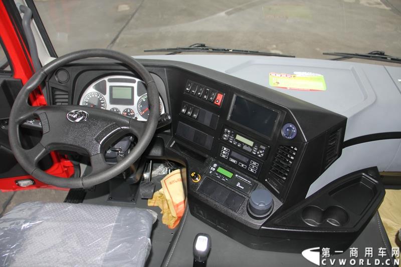  9月19日，红岩杰卡和全新杰狮畅途版牵引车在山城重庆宣布正式上市。390马力红岩杰卡售价24.88万，350马力红岩杰卡售价23.98万！科索13L 480马力全新杰狮畅途版售价33.88万！图为：红岩杰卡驾驶室