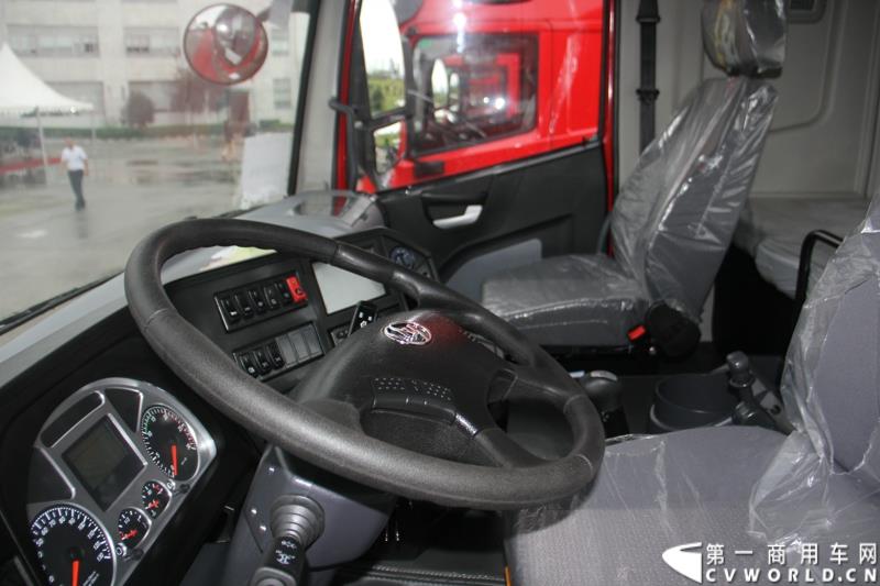  9月19日，红岩杰卡和全新杰狮畅途版牵引车在山城重庆宣布正式上市。390马力红岩杰卡售价24.88万，350马力红岩杰卡售价23.98万！科索13L 480马力全新杰狮畅途版售价33.88万！图为：红岩杰卡驾驶室