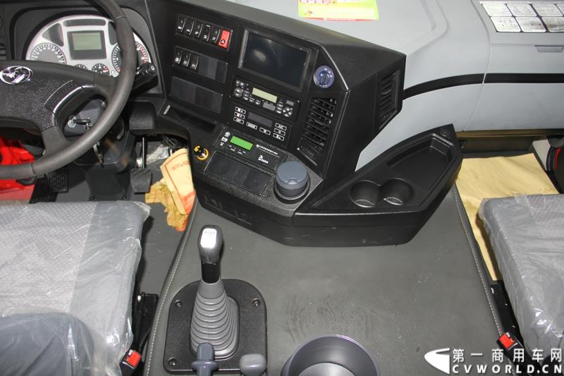  9月19日，红岩杰卡和全新杰狮畅途版牵引车在山城重庆宣布正式上市。390马力红岩杰卡售价24.88万，350马力红岩杰卡售价23.98万！科索13L 480马力全新杰狮畅途版售价33.88万！图为：红岩杰卡驾驶室