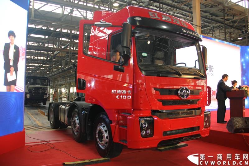  9月19日，红岩杰卡和全新杰狮畅途版牵引车在山城重庆宣布正式上市。390马力红岩杰卡售价24.88万，350马力红岩杰卡售价23.98万！科索13L 480马力全新杰狮畅途版售价33.88万！图为：红岩杰卡上市发布