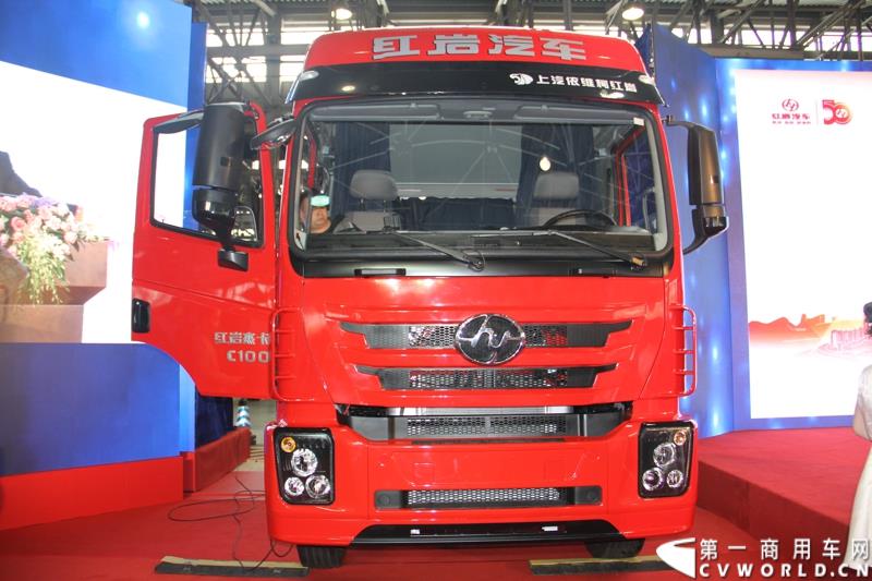  9月19日，红岩杰卡和全新杰狮畅途版牵引车在山城重庆宣布正式上市。390马力红岩杰卡售价24.88万，350马力红岩杰卡售价23.98万！科索13L 480马力全新杰狮畅途版售价33.88万！图为：红岩杰卡上市发布