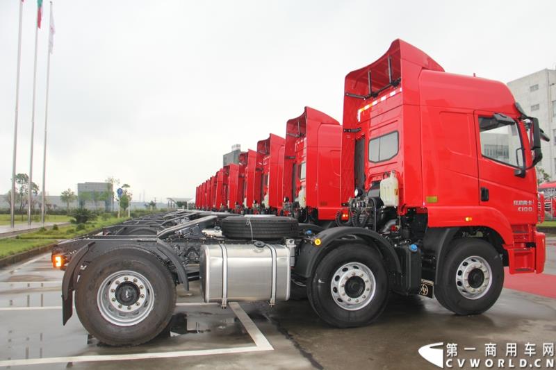  9月19日，红岩杰卡和全新杰狮畅途版牵引车在山城重庆宣布正式上市。390马力红岩杰卡售价24.88万，350马力红岩杰卡售价23.98万！科索13L 480马力全新杰狮畅途版售价33.88万！图为：红岩杰卡窄体重卡