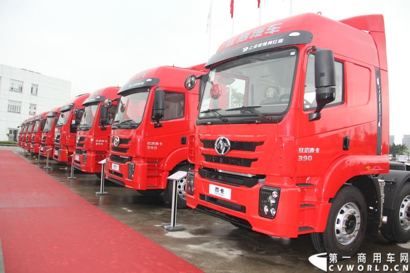  9月19日，红岩杰卡和全新杰狮畅途版牵引车在山城重庆宣布正式上市。390马力红岩杰卡售价24.88万，350马力红岩杰卡售价23.98万！科索13L 480马力全新杰狮畅途版售价33.88万！图为：红岩杰卡窄体重卡