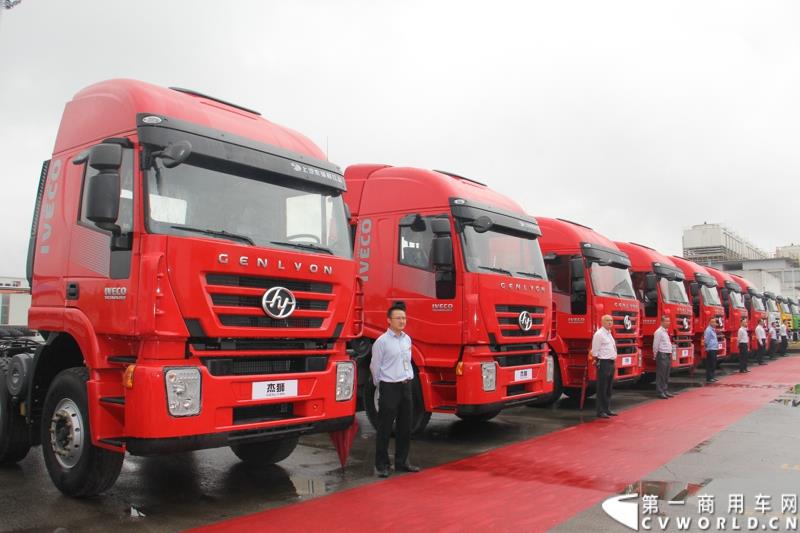  9月19日，红岩杰卡和全新杰狮畅途版牵引车在山城重庆宣布正式上市。390马力红岩杰卡售价24.88万，350马力红岩杰卡售价23.98万！科索13L 480马力全新杰狮畅途版售价33.88万！图为：红岩杰狮重卡展示