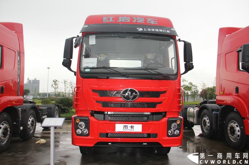  9月19日，红岩杰卡和全新杰狮畅途版牵引车在山城重庆宣布正式上市。390马力红岩杰卡售价24.88万，350马力红岩杰卡售价23.98万！科索13L 480马力全新杰狮畅途版售价33.88万！图为：红岩杰卡窄体重卡