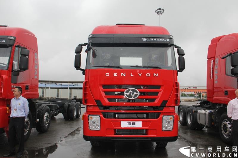  9月19日，红岩杰卡和全新杰狮畅途版牵引车在山城重庆宣布正式上市。390马力红岩杰卡售价24.88万，350马力红岩杰卡售价23.98万！科索13L 480马力全新杰狮畅途版售价33.88万！图为：红岩杰狮重卡展示