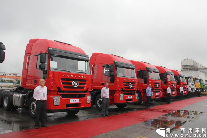  9月19日，红岩杰卡和全新杰狮畅途版牵引车在山城重庆宣布正式上市。390马力红岩杰卡售价24.88万，350马力红岩杰卡售价23.98万！科索13L 480马力全新杰狮畅途版售价33.88万！图为：红岩杰狮重卡展示