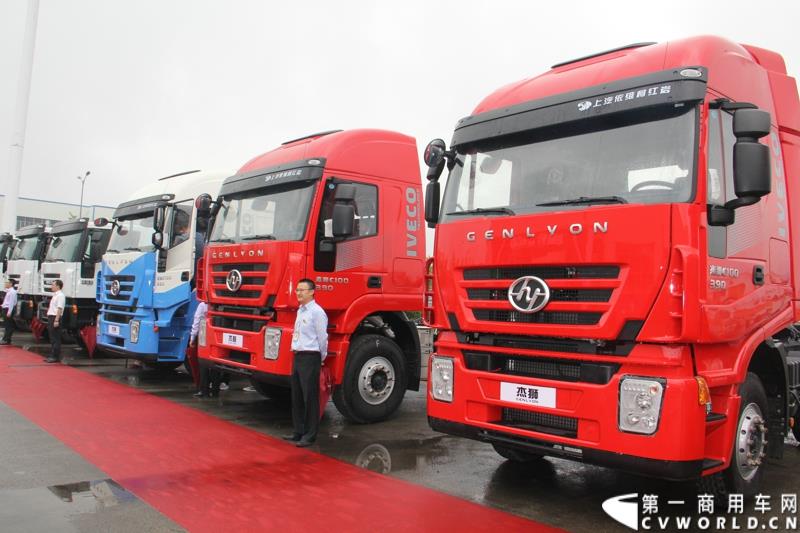  9月19日，红岩杰卡和全新杰狮畅途版牵引车在山城重庆宣布正式上市。390马力红岩杰卡售价24.88万，350马力红岩杰卡售价23.98万！科索13L 480马力全新杰狮畅途版售价33.88万！图为：红岩杰狮重卡展示