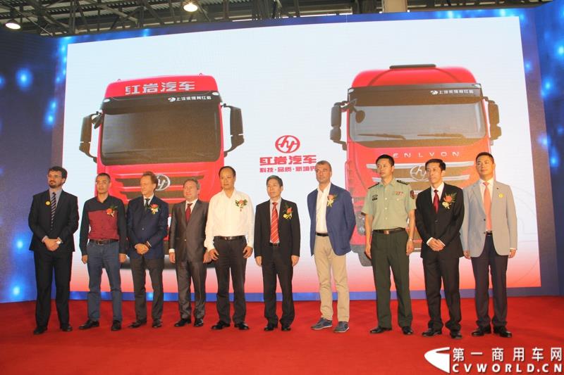  9月19日，红岩杰卡和全新杰狮畅途版牵引车在山城重庆宣布正式上市。390马力红岩杰卡售价24.88万，350马力红岩杰卡售价23.98万！科索13L 480马力全新杰狮畅途版售价33.88万！图为：红岩双杰上市发布