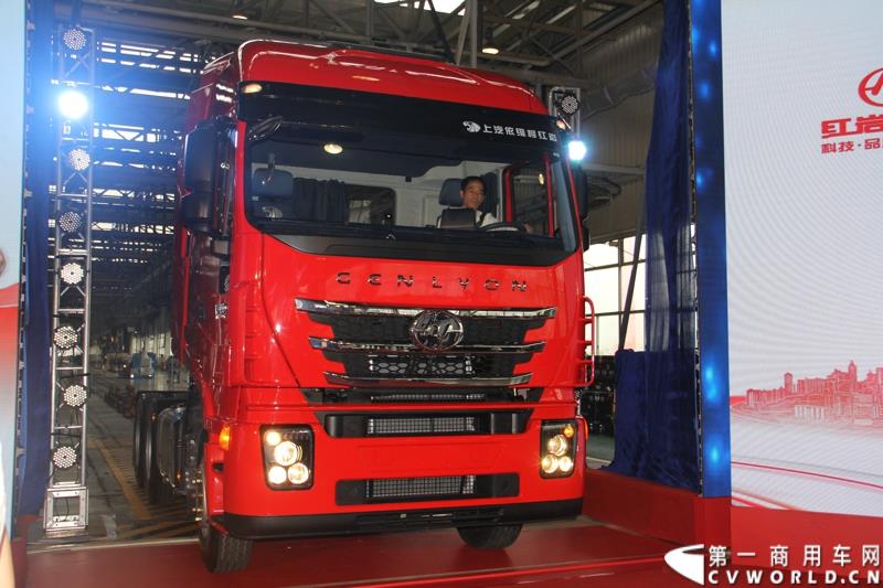  9月19日，红岩杰卡和全新杰狮畅途版牵引车在山城重庆宣布正式上市。390马力红岩杰卡售价24.88万，350马力红岩杰卡售价23.98万！科索13L 480马力全新杰狮畅途版售价33.88万！图为：全新杰狮畅途版牵引车上市发布