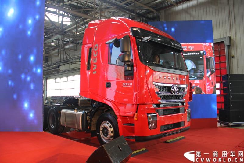  9月19日，红岩杰卡和全新杰狮畅途版牵引车在山城重庆宣布正式上市。390马力红岩杰卡售价24.88万，350马力红岩杰卡售价23.98万！科索13L 480马力全新杰狮畅途版售价33.88万！图为：全新杰狮畅途版牵引车上市发布