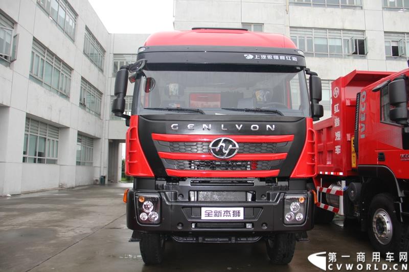  9月19日，红岩杰卡和全新杰狮畅途版牵引车在山城重庆宣布正式上市。390马力红岩杰卡售价24.88万，350马力红岩杰卡售价23.98万！科索13L 480马力全新杰狮畅途版售价33.88万！图为：全新红岩杰狮重卡新品