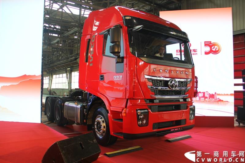  9月19日，红岩杰卡和全新杰狮畅途版牵引车在山城重庆宣布正式上市。390马力红岩杰卡售价24.88万，350马力红岩杰卡售价23.98万！科索13L 480马力全新杰狮畅途版售价33.88万！图为：全新杰狮畅途版牵引车上市发布