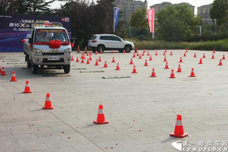 9月25日，在山东潍坊，江淮轻型商用车“康铃X3百城联动”上市发布会盛大开幕。据了解，全面升级的康铃X3微卡，当天在河北、安徽、四川等全国近百个城市同步上市。图为：康铃X3互动体验环节 