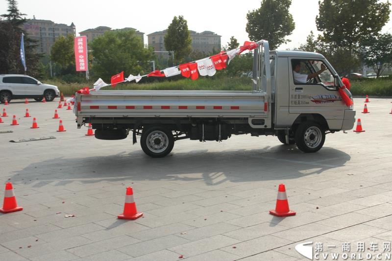 9月25日，在山东潍坊，江淮轻型商用车“康铃X3百城联动”上市发布会盛大开幕。据了解，全面升级的康铃X3微卡，当天在河北、安徽、四川等全国近百个城市同步上市。图为：康铃X3互动体验环节 