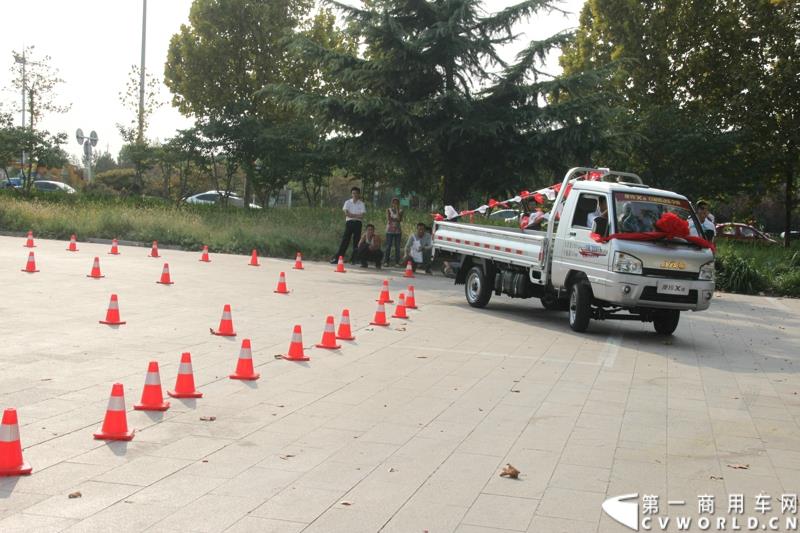 9月25日，在山东潍坊，江淮轻型商用车“康铃X3百城联动”上市发布会盛大开幕。据了解，全面升级的康铃X3微卡，当天在河北、安徽、四川等全国近百个城市同步上市。图为：康铃X3互动体验环节 