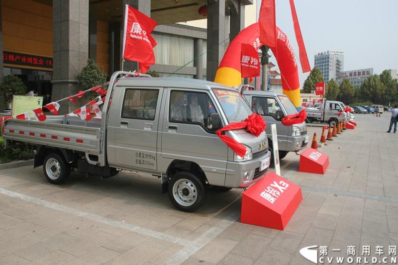 9月25日，在山东潍坊，江淮轻型商用车“康铃X3百城联动”上市发布会盛大开幕。据了解，全面升级的康铃X3微卡，当天在河北、安徽、四川等全国近百个城市同步上市。图为：康铃X3微卡