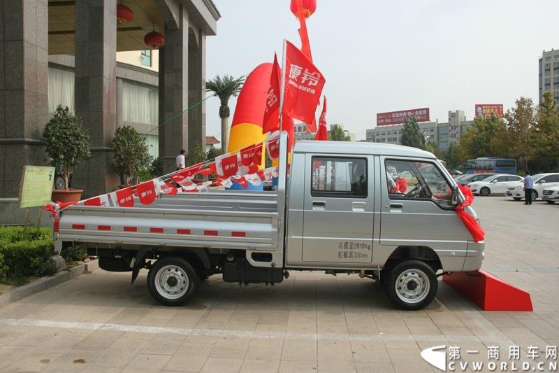 9月25日，在山东潍坊，江淮轻型商用车“康铃X3百城联动”上市发布会盛大开幕。据了解，全面升级的康铃X3微卡，当天在河北、安徽、四川等全国近百个城市同步上市。图为：康铃X3微卡