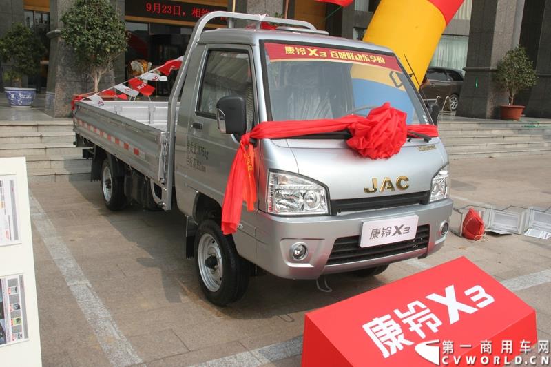 9月25日，在山东潍坊，江淮轻型商用车“康铃X3百城联动”上市发布会盛大开幕。据了解，全面升级的康铃X3微卡，当天在河北、安徽、四川等全国近百个城市同步上市。图为：康铃X3微卡