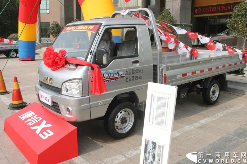 9月25日，在山东潍坊，江淮轻型商用车“康铃X3百城联动”上市发布会盛大开幕。据了解，全面升级的康铃X3微卡，当天在河北、安徽、四川等全国近百个城市同步上市。图为：康铃X3微卡