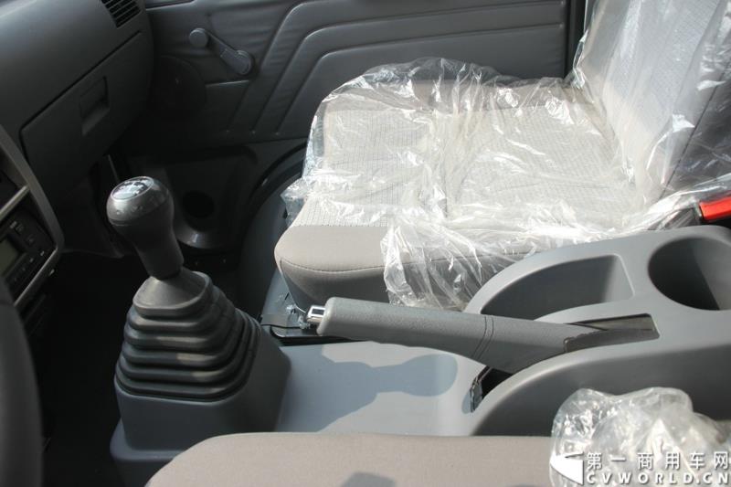 9月25日，在山东潍坊，江淮轻型商用车“康铃X3百城联动”上市发布会盛大开幕。据了解，全面升级的康铃X3微卡，当天在河北、安徽、四川等全国近百个城市同步上市。图为：康铃X3内饰